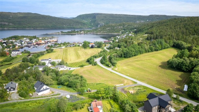 Nærmeste skole er Mælan skole (1-10. trinn). Åfjord og Fosen videregående skoler når du også innen ca. 30 minutter med bil. Fagerbakken barnehage ligger kun et steinkast unna, og mathandelen kan du ta på Coop Marked Råkvåg, kun 12 minutters gange unna.