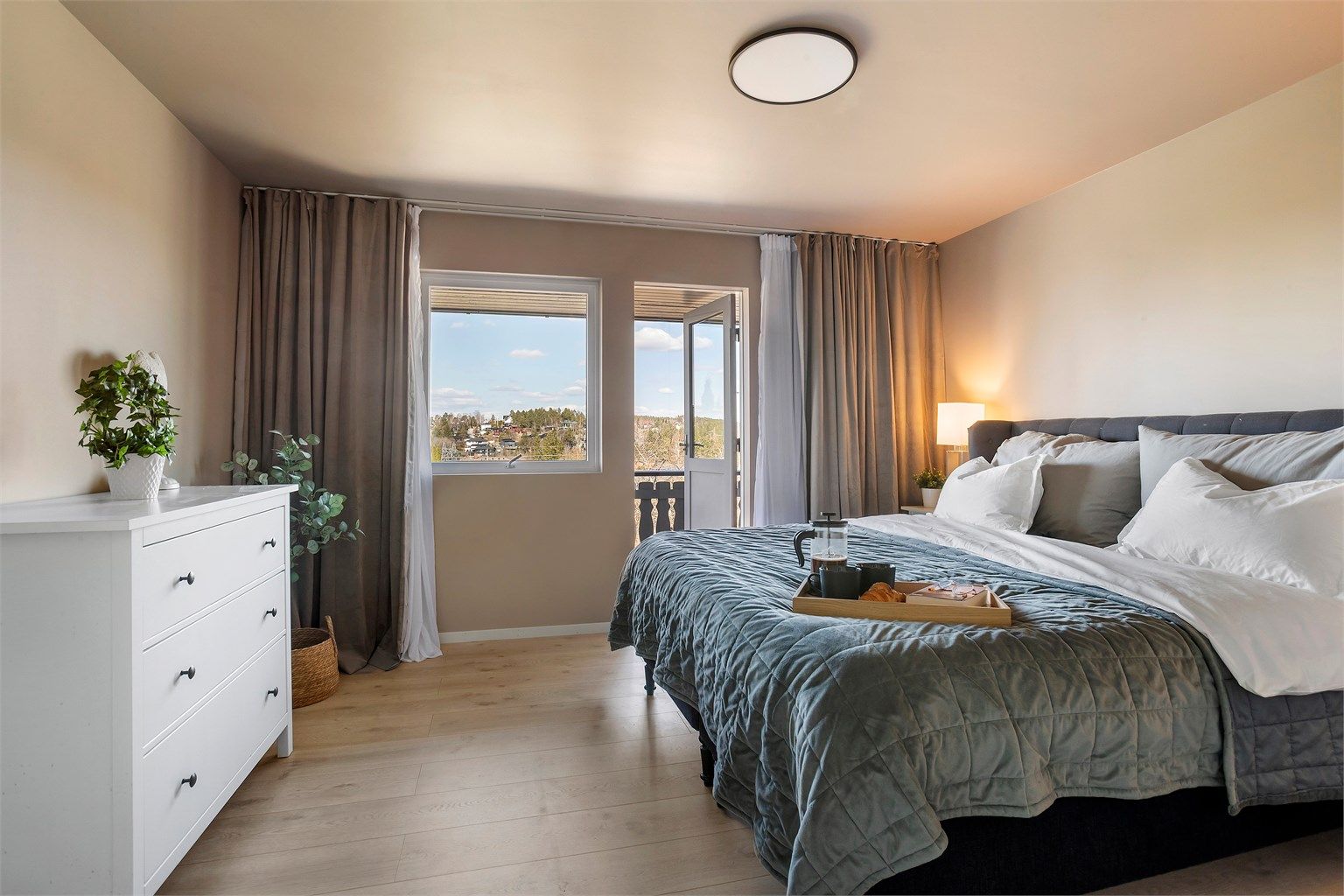 Hovedsoverommet er romslig og har direkte utgang til en stor, privat balkong.