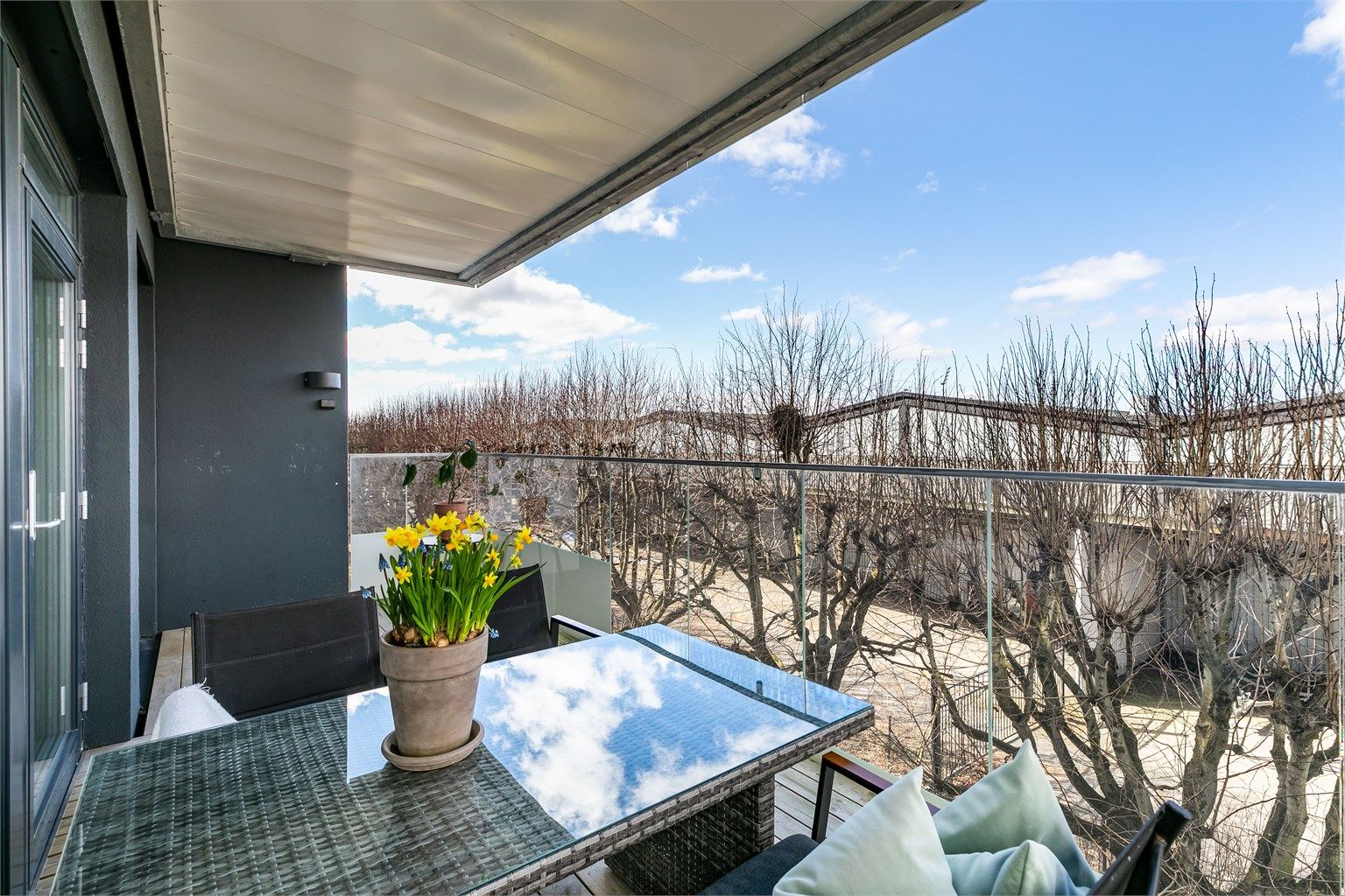 På verandaen er det sommerstid sol fra rundt kl. 15 og helt til solen går ned. Fotograf; Børge Oppegård.