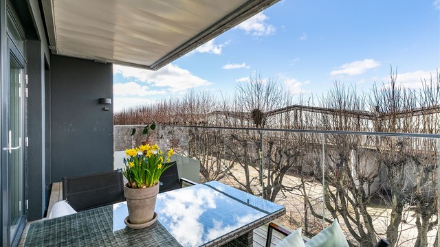 På verandaen er det sommerstid sol fra rundt kl. 15 og helt til solen går ned. Fotograf; Børge Oppegård.