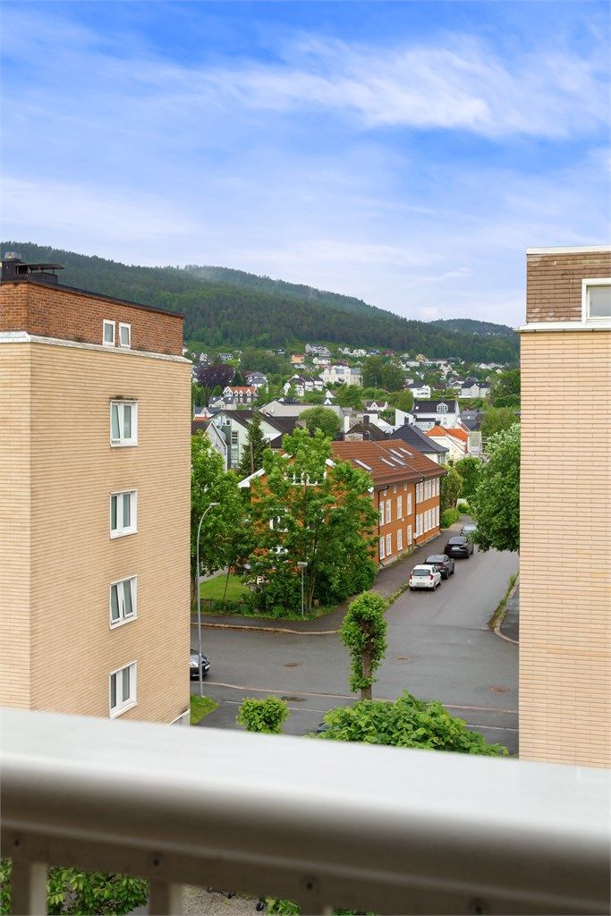 Fin utsikt fra balkongen mellom boligblokkene. Sol fra ca. kl. 13-14.00 til 21.00 (midtsommerstid) iflg. selger.