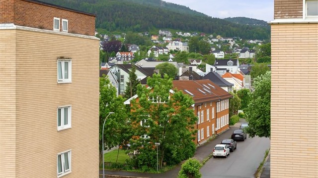 Fin utsikt fra balkongen mellom boligblokkene. Sol fra ca. kl. 13-14.00 til 21.00 (midtsommerstid) iflg. selger.
