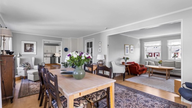 Romslig hovedstue med plass til flere møbleringsoner. Tv-stuen til høyre er opprinnelig tegnet inn som soverom