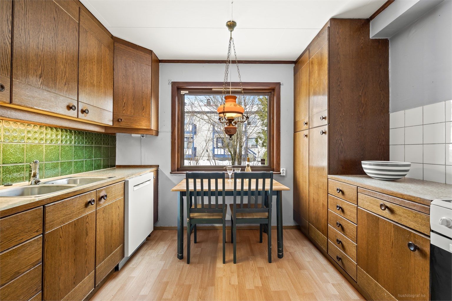 Kjøkkenet har god plass til en hyggelig spiseplass ved vinduet.