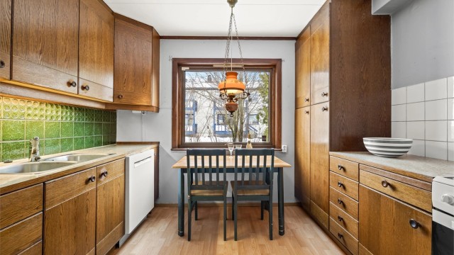 Kjøkkenet har god plass til en hyggelig spiseplass ved vinduet.