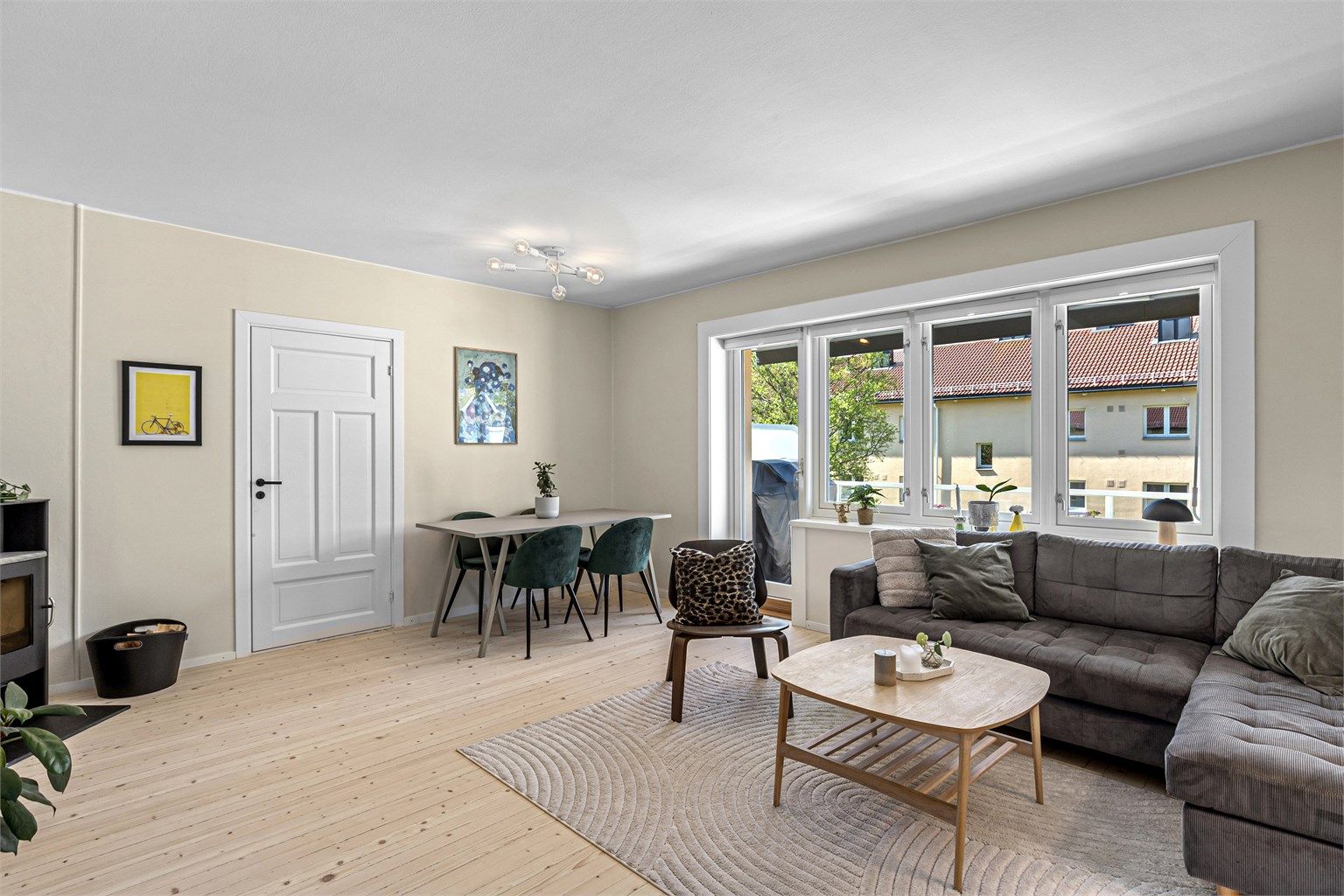 Gjennomgående, koselig og lys 3-roms toppleilighet med god intern beliggenhet. Vestvendt balkong, flislagt bad, solrik.