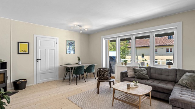 Gjennomgående, koselig og lys 3-roms toppleilighet med god intern beliggenhet. Vestvendt balkong, flislagt bad, solrik.