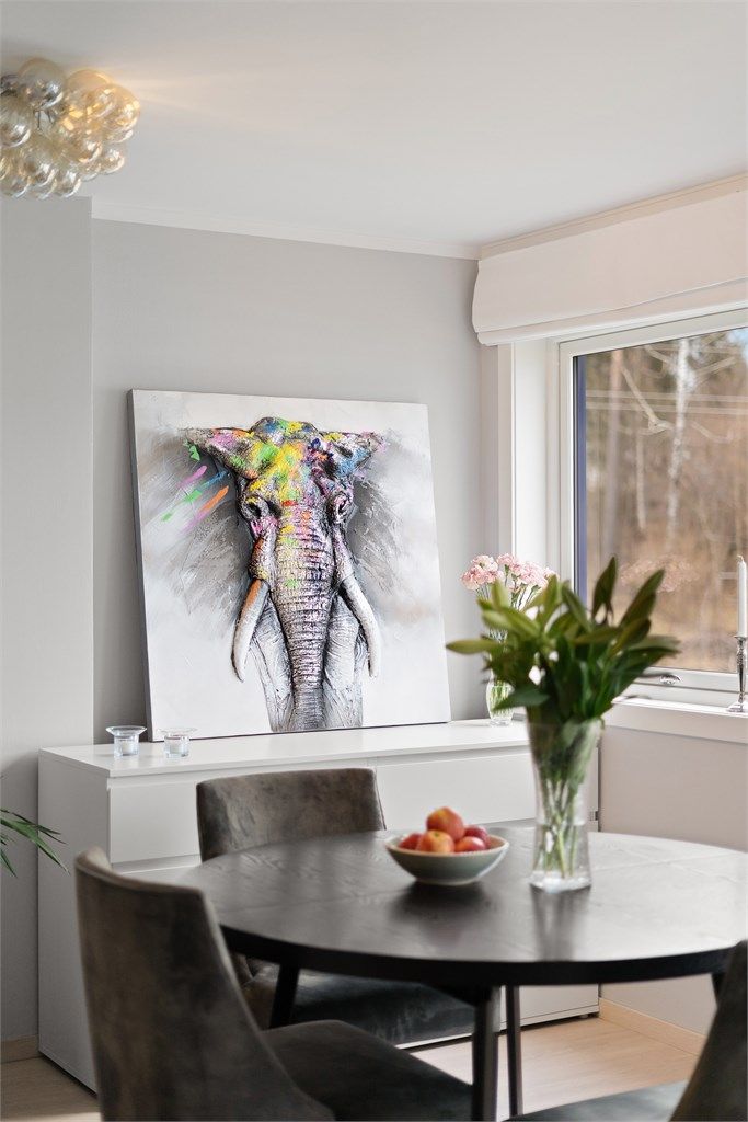 Vinduene gir godt med lys og skaper en trivelig atmosfære.