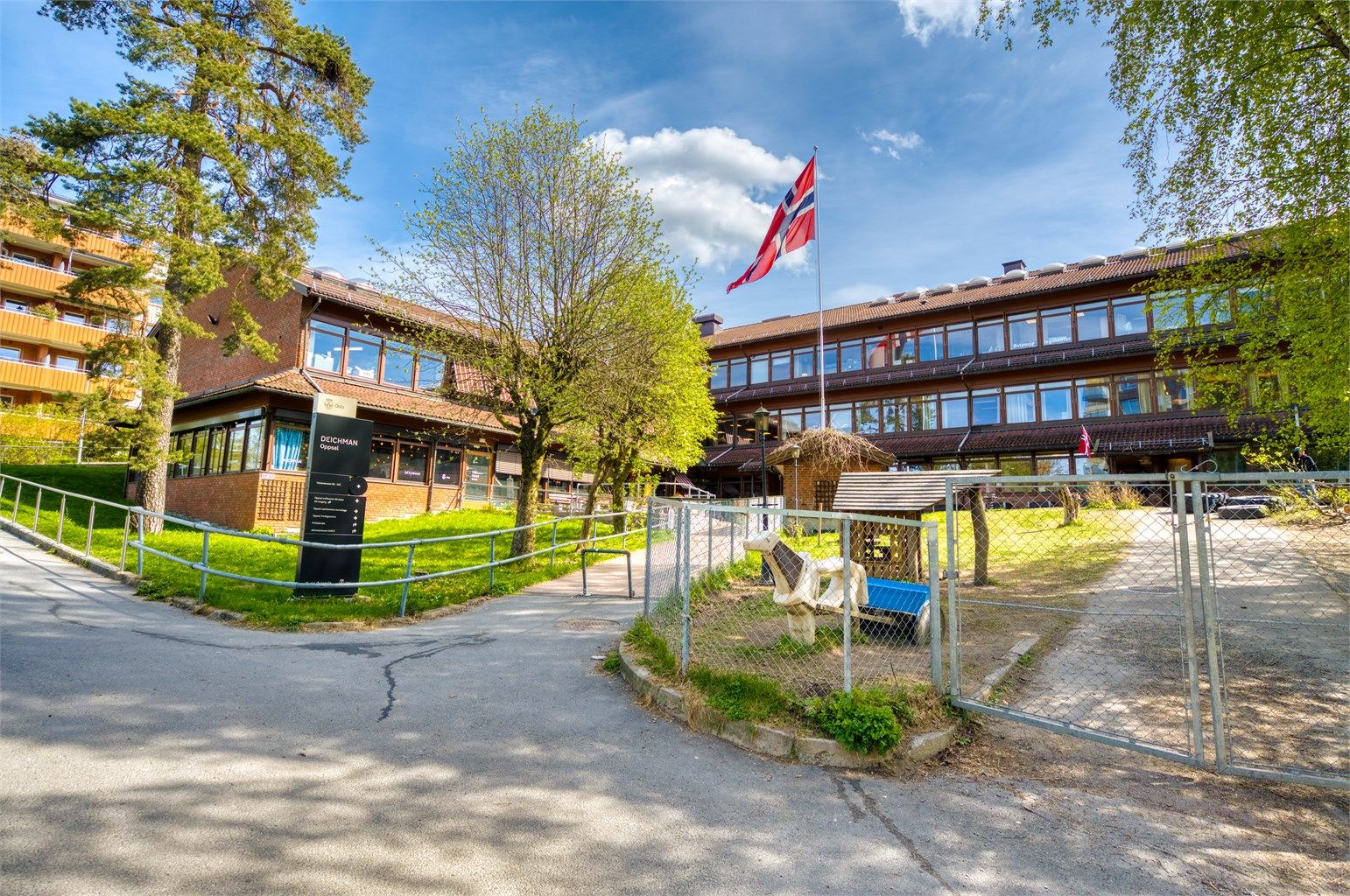 Oppsal Senter med blant annet Meny, apotek og andre servicetilbud. Like ved finner du også Deichman, søndagsåpen butikk og lokalrestauranten Østensjø Havn.