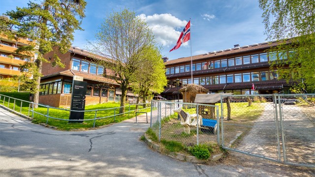 Oppsal Senter med blant annet Meny, apotek og andre servicetilbud. Like ved finner du også Deichman, søndagsåpen butikk og lokalrestauranten Østensjø Havn.