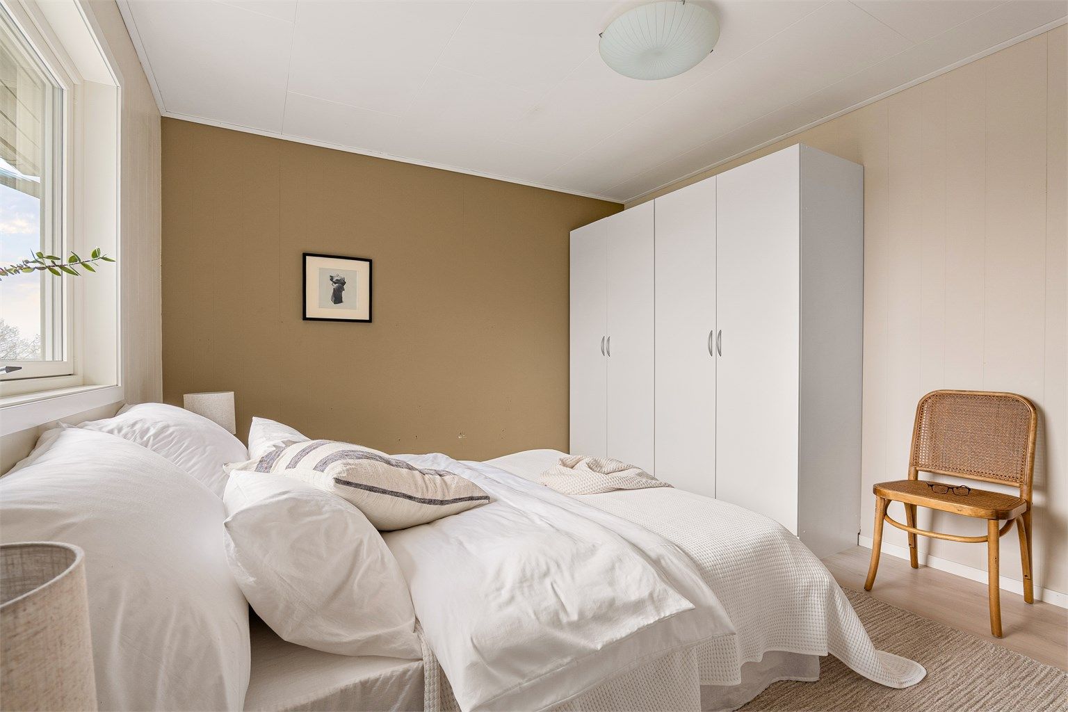 Garderobeskap inngår i alle etasjens soverom.