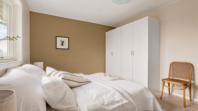 Garderobeskap inngår i alle etasjens soverom.