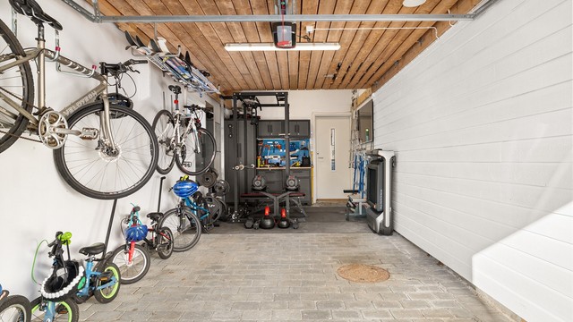 I garasjen er det plass til parkering av 1 bil og det er montert el-bil lader. God plass til lagring av utstyr m.m. Dør i enden som fører ut til hagen.