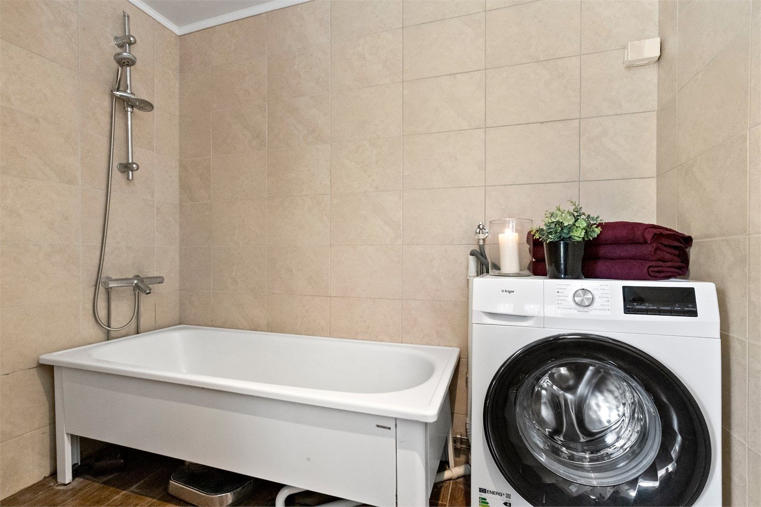 Her er det også badekar og opplegg for vaskemaskin.