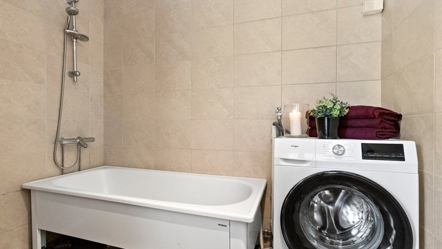 Her er det også badekar og opplegg for vaskemaskin.