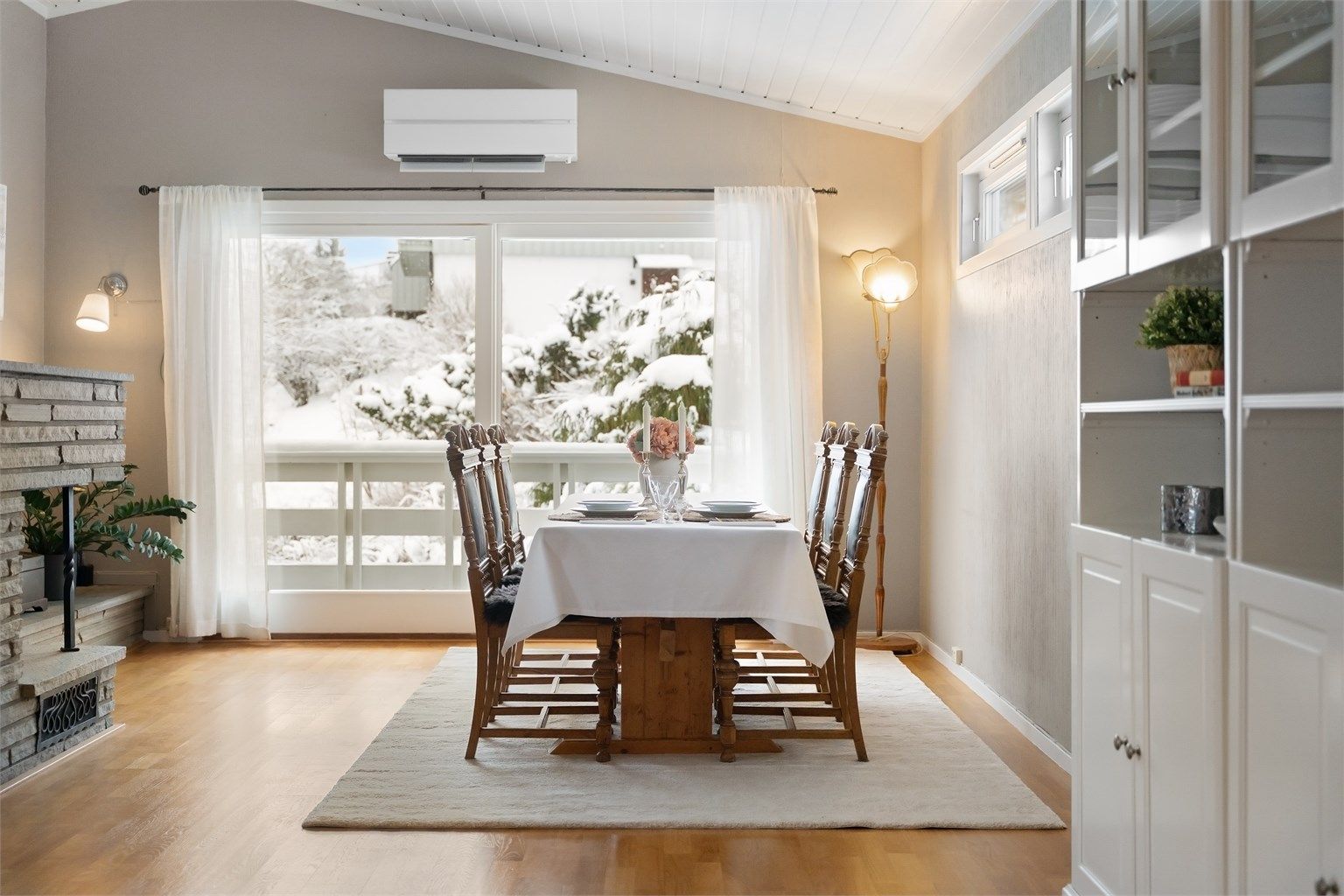 En luft-til-luft varmepumpe fra 2017 sørger for effektiv oppvarming.