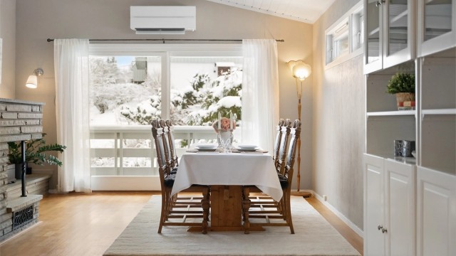 En luft-til-luft varmepumpe fra 2017 sørger for effektiv oppvarming.