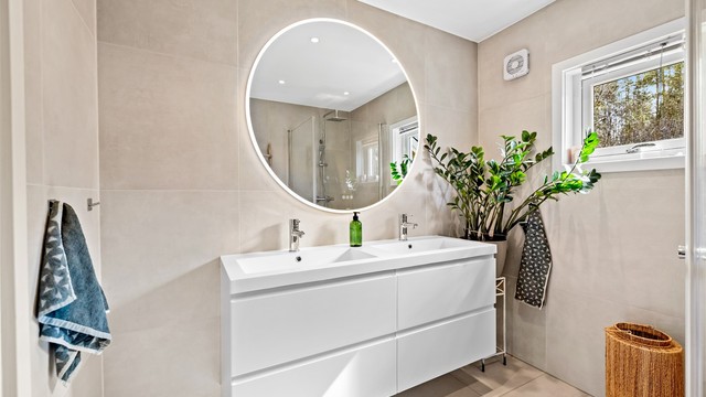 Lekkert bad med innredning fra Viking Bad og varmekabler i gulvet. Badet ble pusset opp i 2020