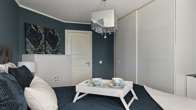 Rommet har god plass til dobbeltseng og rikelig med garderobeplass.