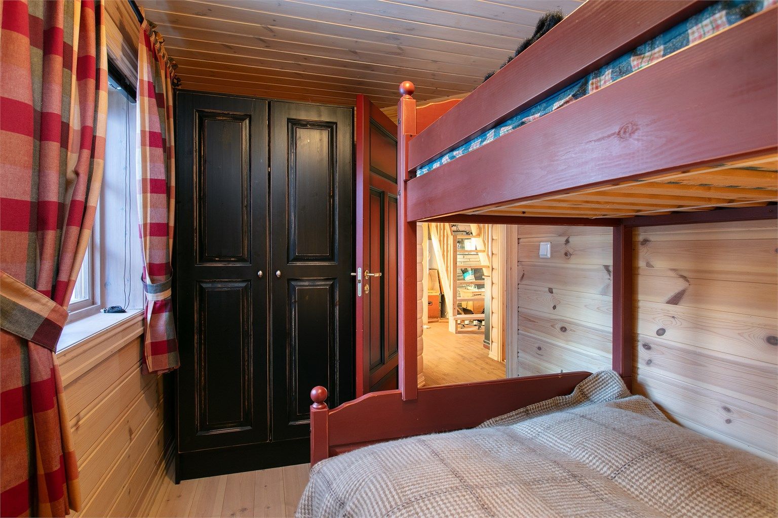 Soverom 3 med frittstående garderobeskap