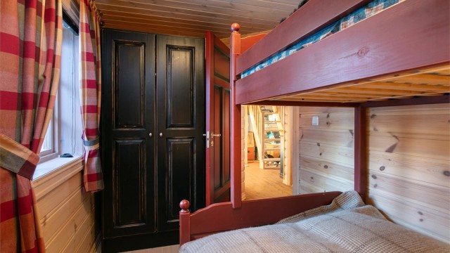 Soverom 3 med frittstående garderobeskap