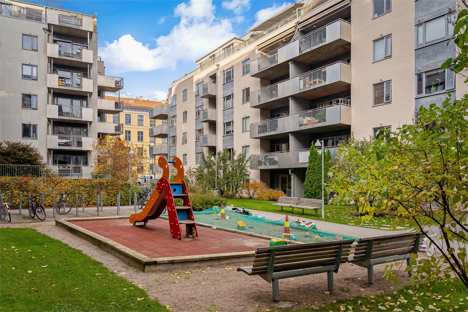 Hyggelig bakgård med lekepark.