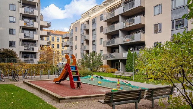 Hyggelig bakgård med lekepark.