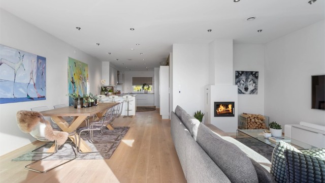 Åpen løsning mellom stue og kjøkken - utstrakt bruk av downlight