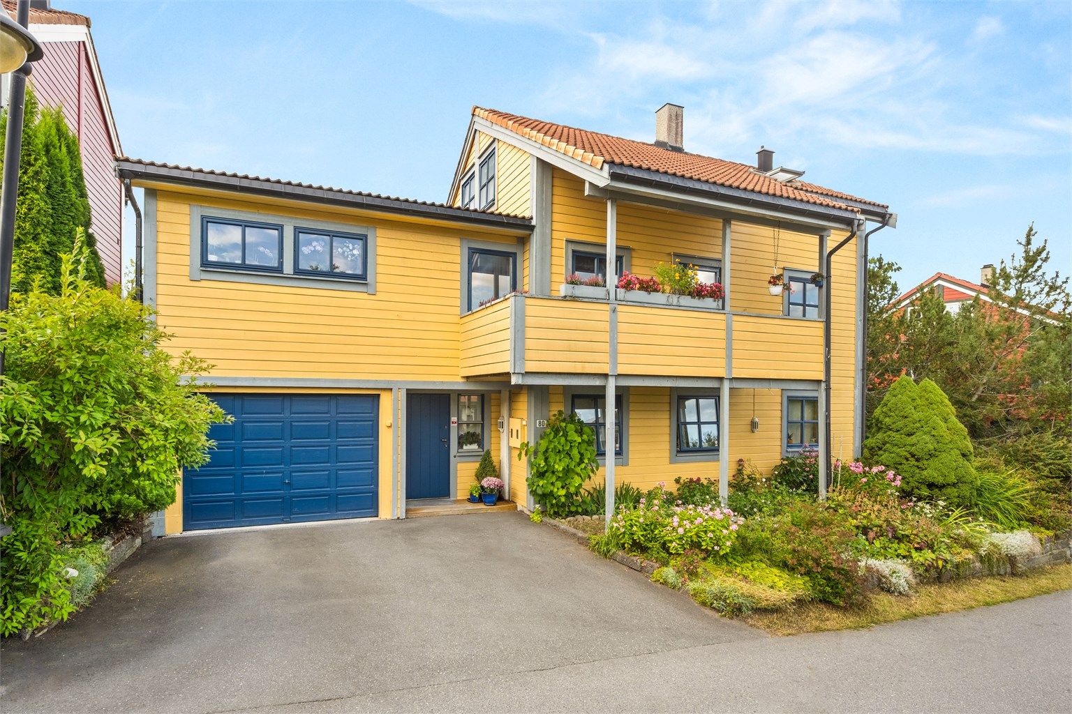 Innholdsrik enebolig over tre plan med integrert garasje og pent opparbeidet tomt. Foto: Martine Eren Jacobsen