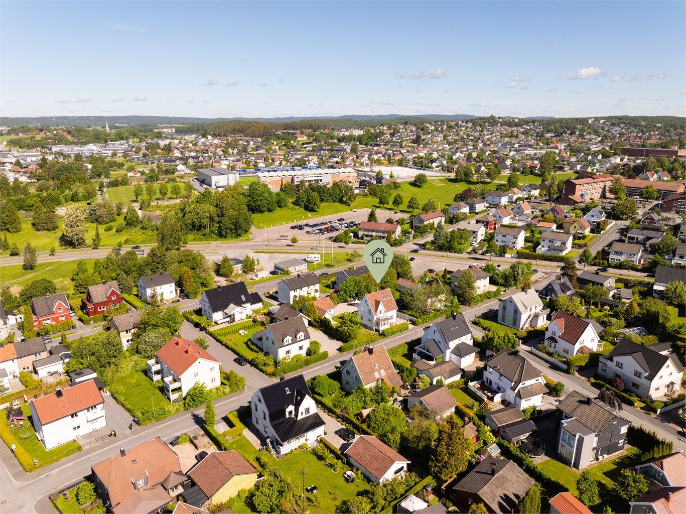Eiendommen er en del av et veletablert villastrøk, i umiddelbar nærhet av sentrumskjernen.
