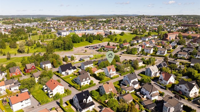 Eiendommen er en del av et veletablert villastrøk, i umiddelbar nærhet av sentrumskjernen.