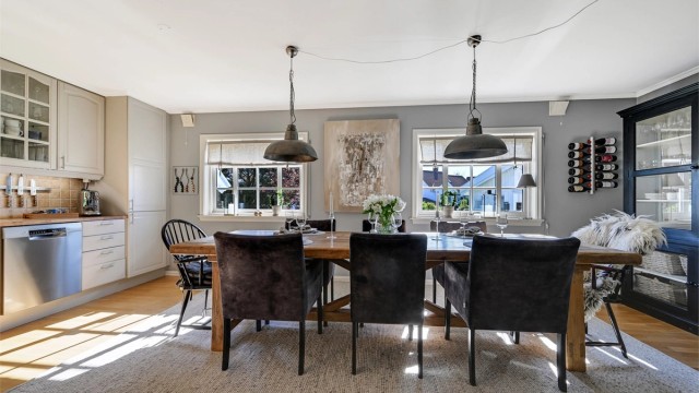 Spiseplassen har god plass til mange rundt bordet og fint naturlig lysinnslipp.