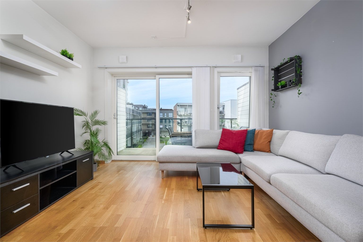 Leiligheten har en god planløsning med åpen stue- og kjøkkenløsning, bad og soverom.