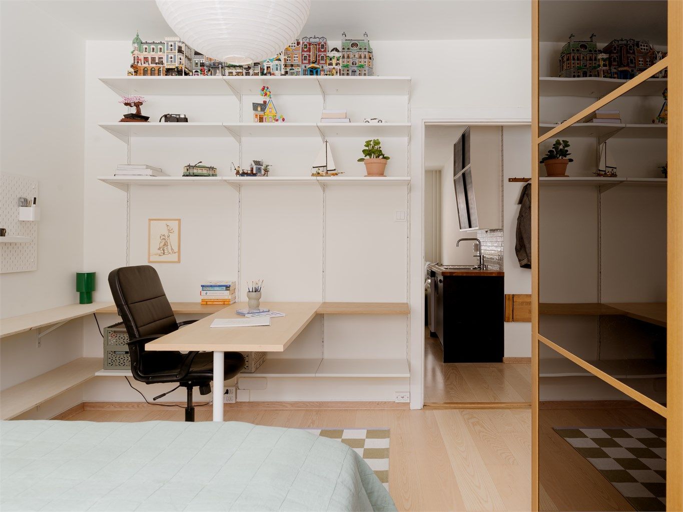 Rommet er holdt i duse og behagelige nyanser som gir en god atmosfære. 