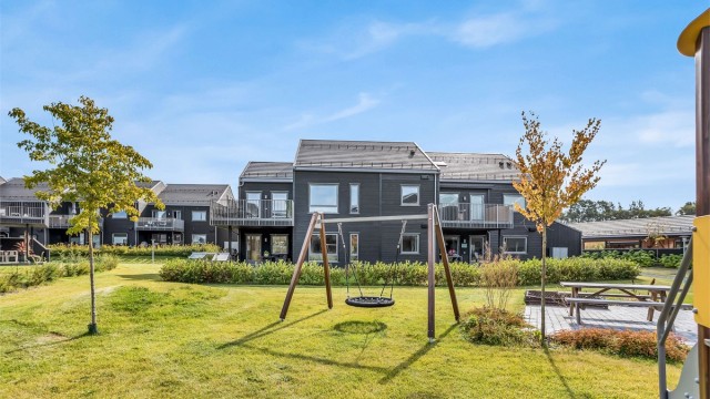 Sameiet har velholdte fellesområder med lekeplass for barna.