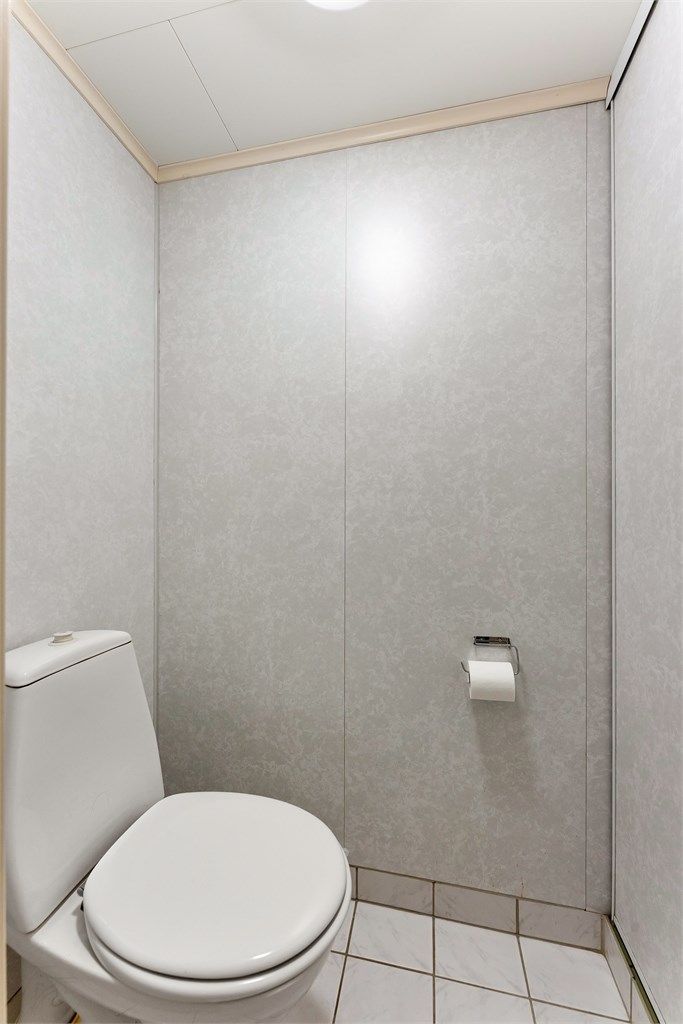 Gulvstående toalett i tilknytning til badet i kjelleren.
