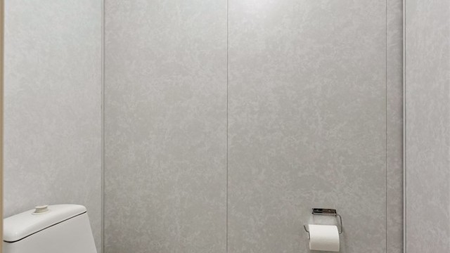 Gulvstående toalett i tilknytning til badet i kjelleren.