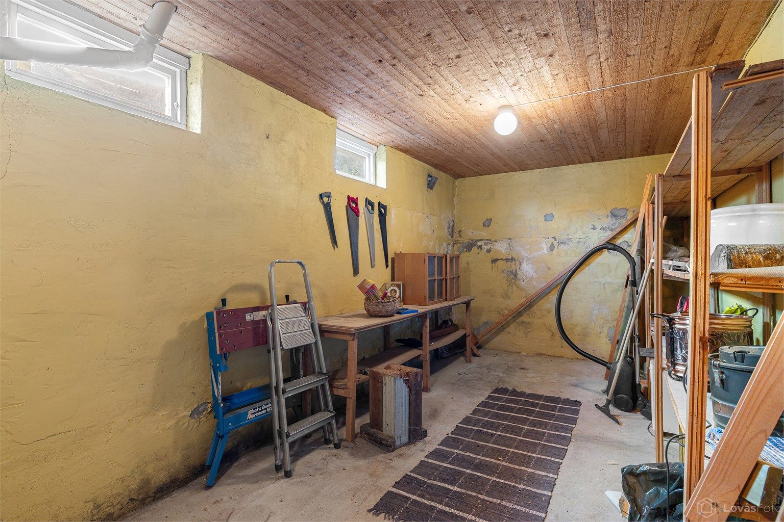 Boligen har fem praktiske boder i kjelleretasjen som gir gode lagringsmuligheter og fleksibel utnyttelse av arealet.