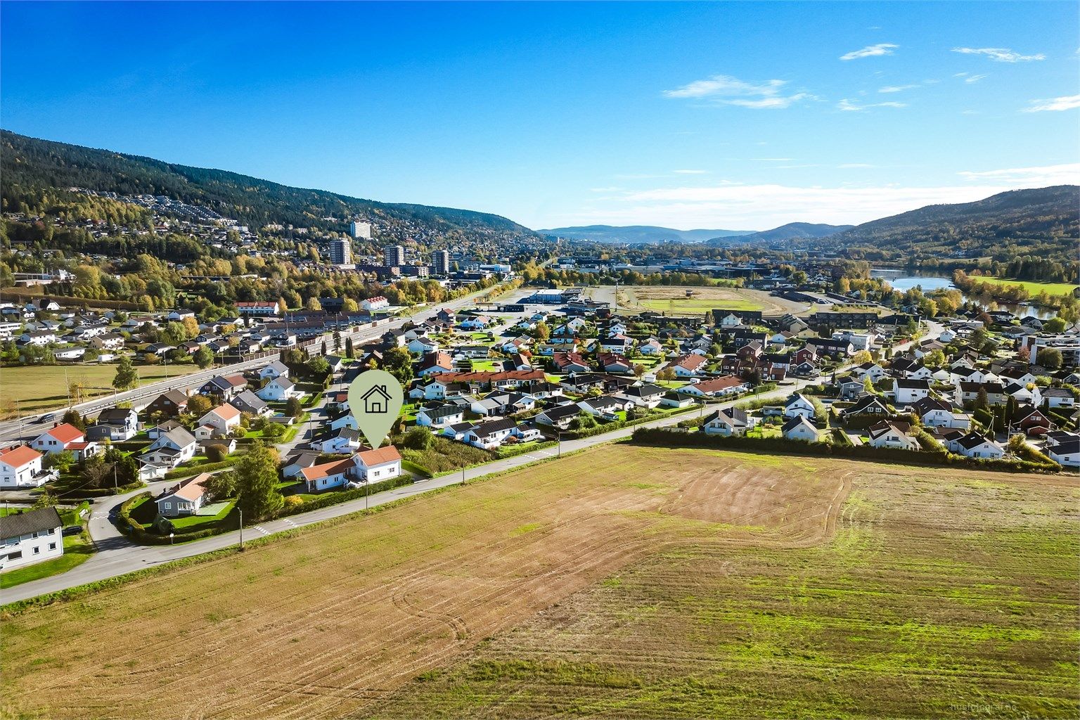 Kort vei til flere butikker og servicetilbud på Åssiden samt Drammen sentrum.