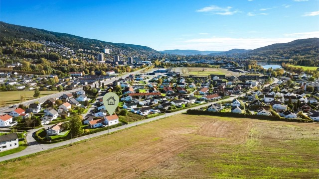Kort vei til flere butikker og servicetilbud på Åssiden samt Drammen sentrum.