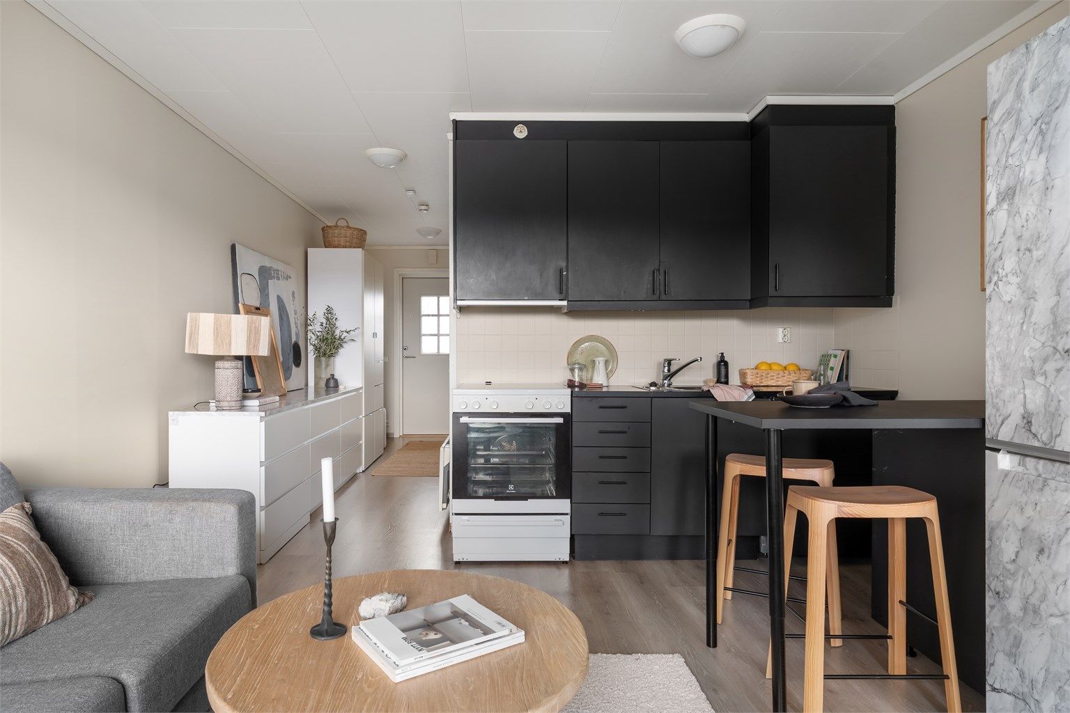 Den åpne løsningen mellom stue og kjøkken gir en god romfølelse og fleksible møbleringsmuligheter.