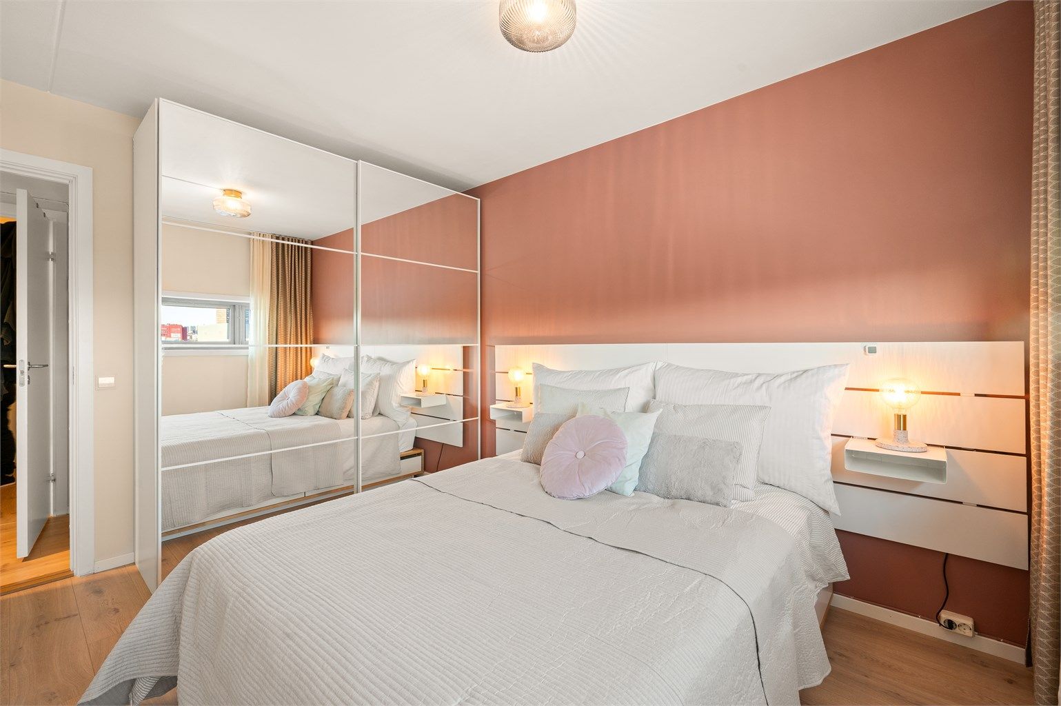 Rommet har gode oppbevaringsmuligheter i skyvedørsgarderobe.