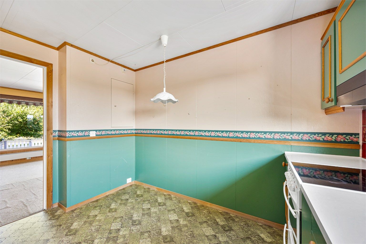 Det er plass til en liten spiseplass på kjøkkenet.