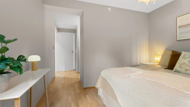 God plass til dobbeltseng og nattbord på hovedsoverommet.