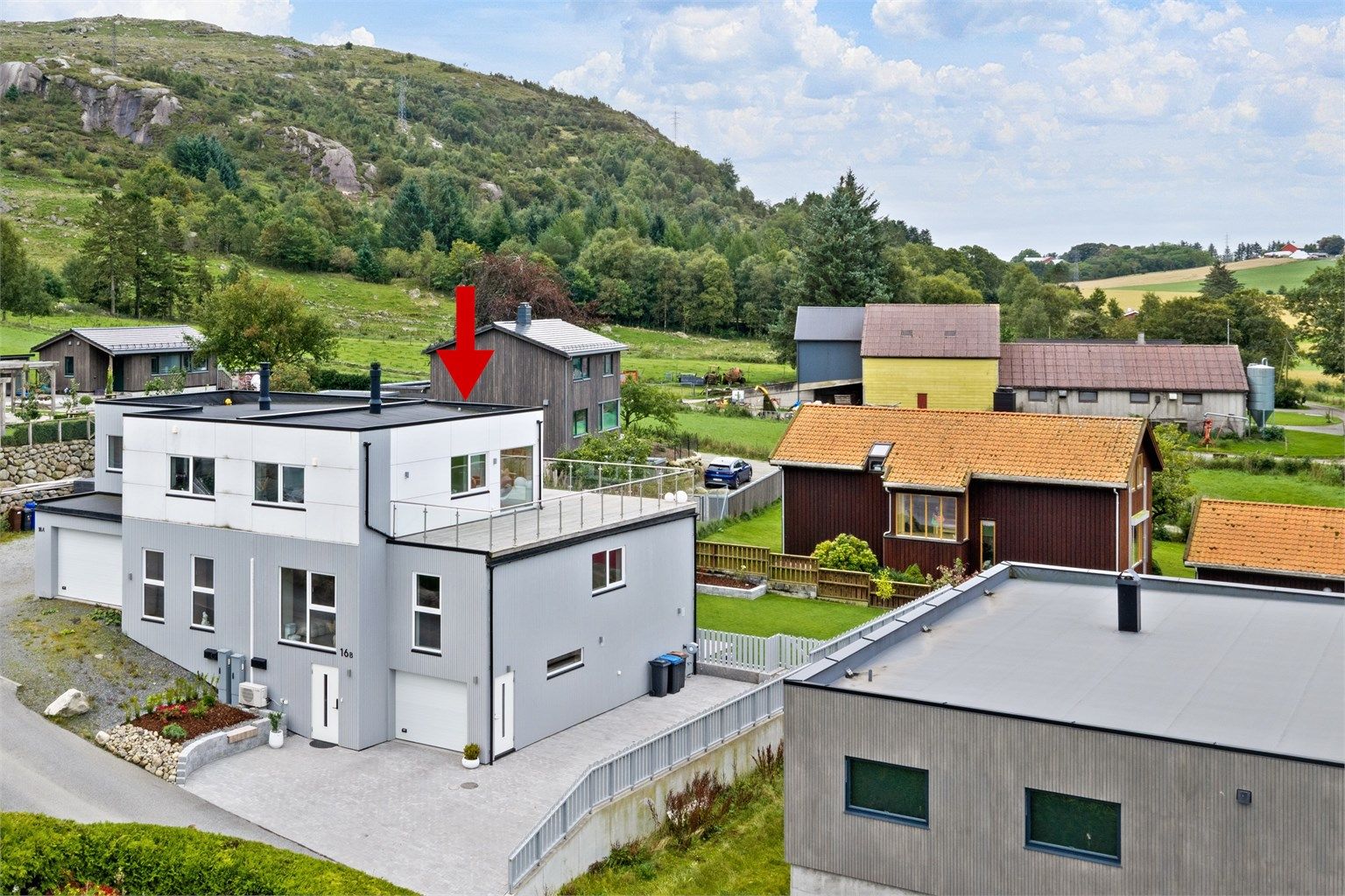 Sletteigvegen 16B, en attraktiv og kjekk vert. delt bolig over 3 plan. Her er blant annet 3 sov, 2 stuer, eget vaskerom, gjeste wc, stor takterrasse, romslig hage, integrert garasje m.m.
Krogsveen Sandnes v/ Tom Christer Hovde ønsker velkommen til visning