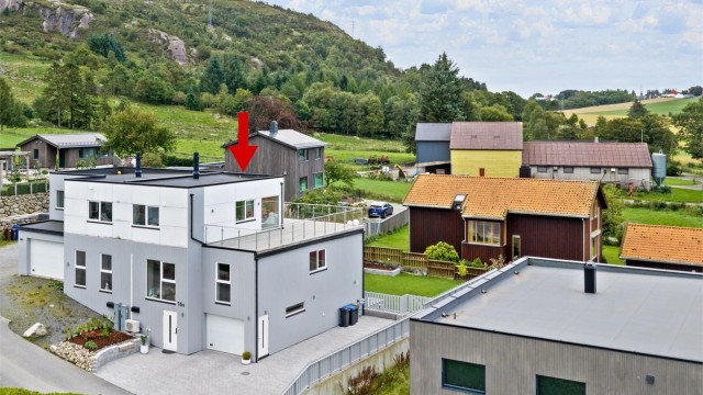 Sletteigvegen 16B, en attraktiv og kjekk vert. delt bolig over 3 plan. Her er blant annet 3 sov, 2 stuer, eget vaskerom, gjeste wc, stor takterrasse, romslig hage, integrert garasje m.m.
Krogsveen Sandnes v/ Tom Christer Hovde ønsker velkommen til visning
