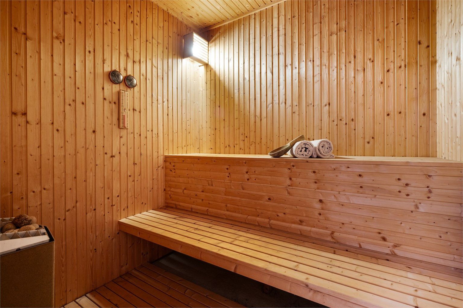 Fra badet er det inngang til badstuen. Badstuen er fra byggeår og belagt med trebord og er innreder med badstueovn og naturlig avtrekksventil på vegg. 