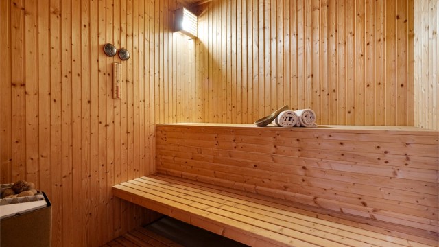 Fra badet er det inngang til badstuen. Badstuen er fra byggeår og belagt med trebord og er innreder med badstueovn og naturlig avtrekksventil på vegg.