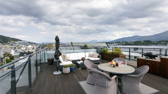 Eiendomsmegler Harald Osdal har gleden av å presentere en flott attraktiv eierleilight med egen takterrasse med meget gode sol- og utsiktsforhold mot Aspevågen, Sukkertoppen og Fjellstua.