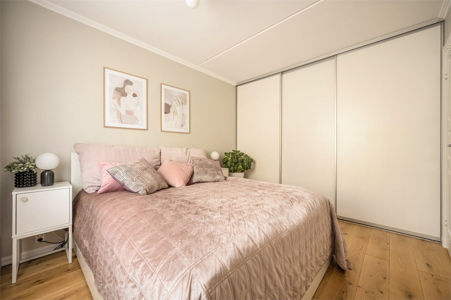 Romslig skyvedørsgarderobe sørger for rikelig med oppbevaringsplass.